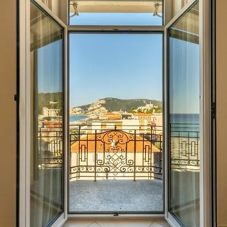Lido Aparthotel 4*
